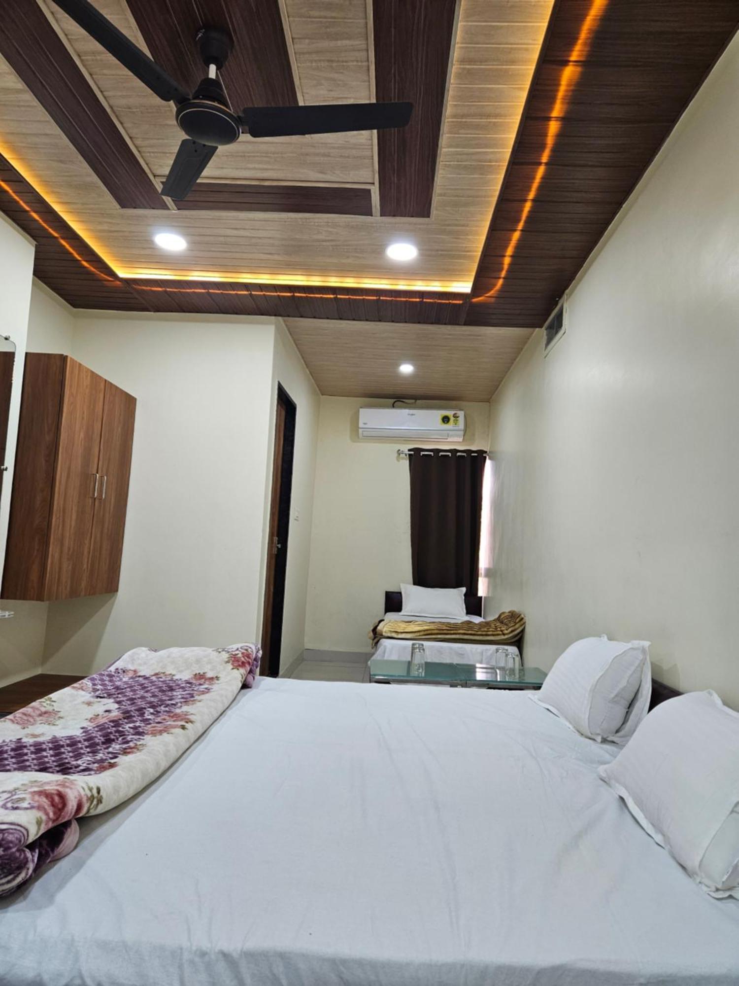 Shri Shiv Ganga Bhakt Niwas Hotel Ujjain Ngoại thất bức ảnh