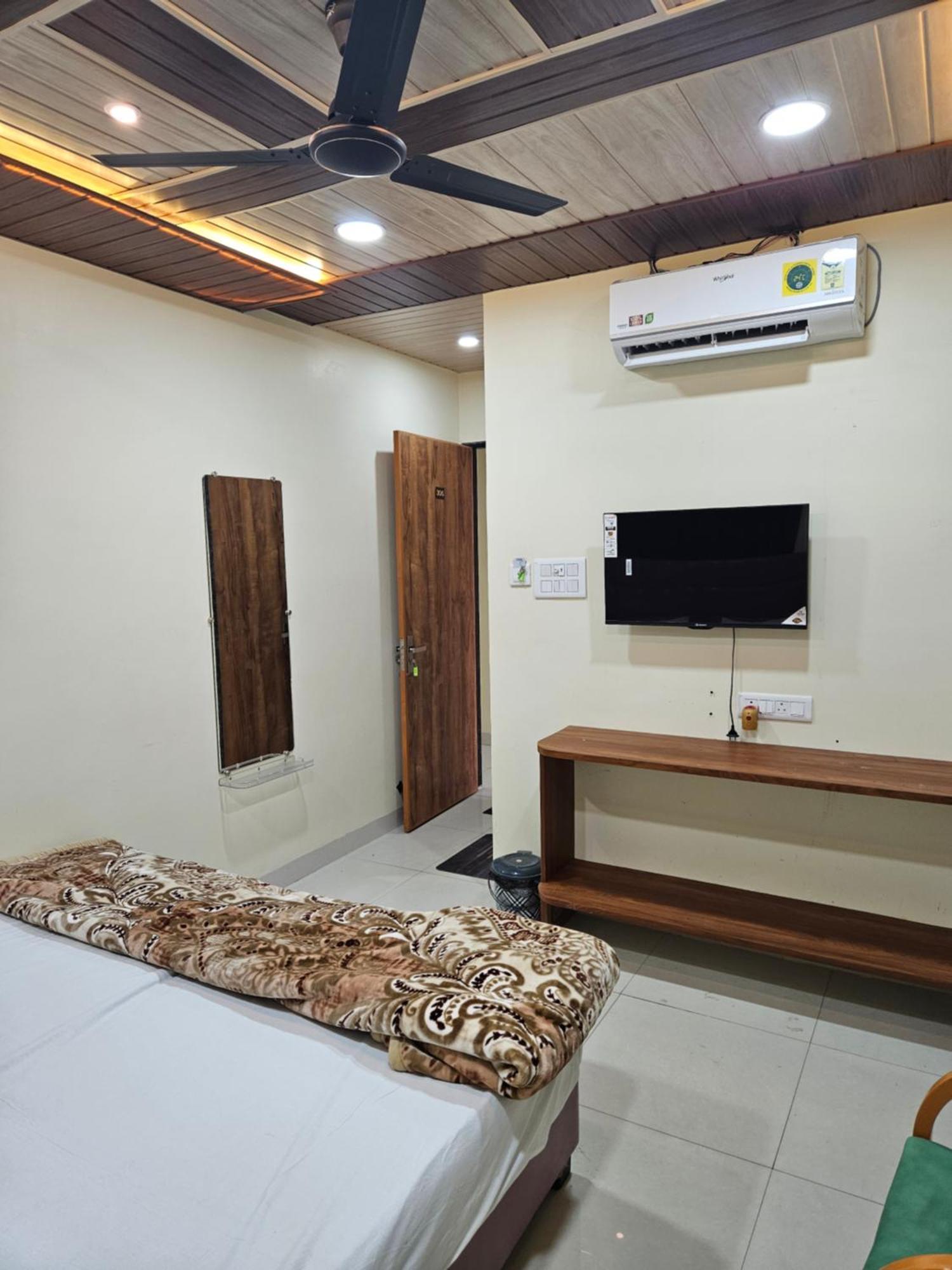 Shri Shiv Ganga Bhakt Niwas Hotel Ujjain Ngoại thất bức ảnh