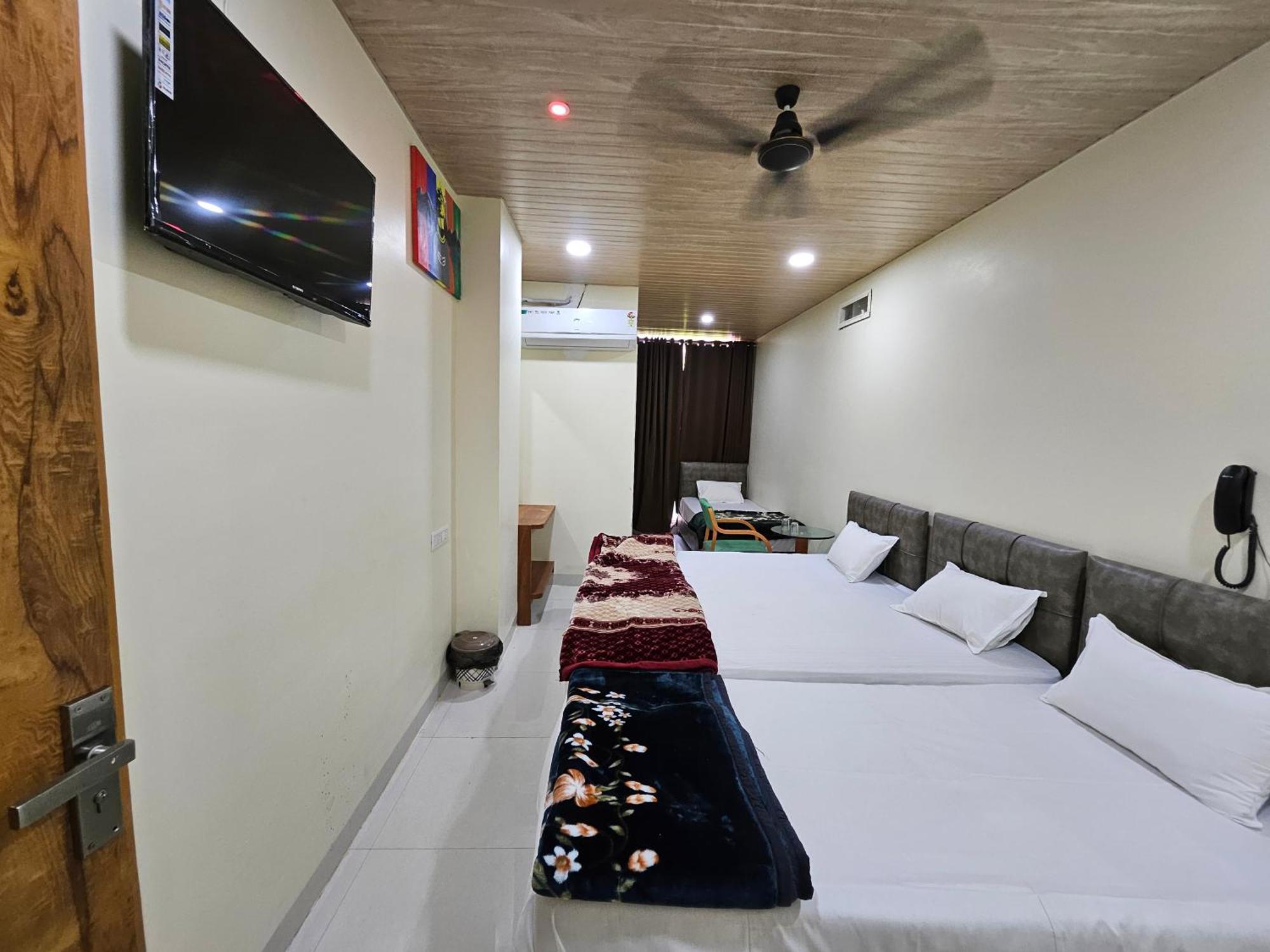 Shri Shiv Ganga Bhakt Niwas Hotel Ujjain Ngoại thất bức ảnh