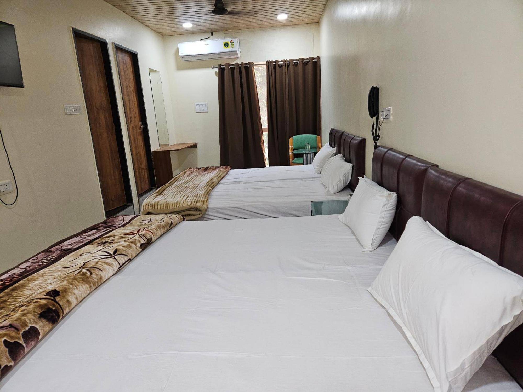 Shri Shiv Ganga Bhakt Niwas Hotel Ujjain Ngoại thất bức ảnh